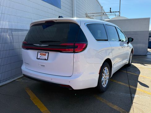 Used 2024 Chrysler Pacifica Touring-L FWD image 4
