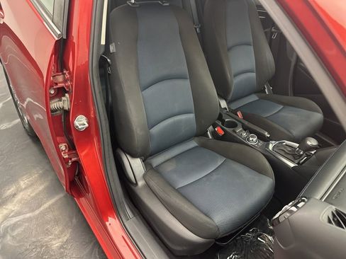 Used 2020 Toyota Yaris L image 9