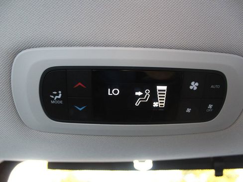 Used 2017 Chrysler Pacifica Platinum image 31