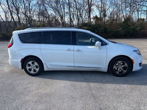 Certified 2017 Chrysler Pacifica Touring-L Plus w/ Advanced Safetytec Group image 3