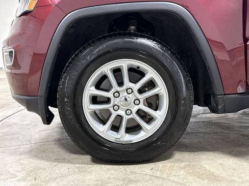Used 2018 Jeep Grand Cherokee Laredo AWD/4WD image 26