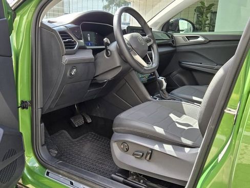 Used 2025 Volkswagen Taos SE AWD/4WD image 13