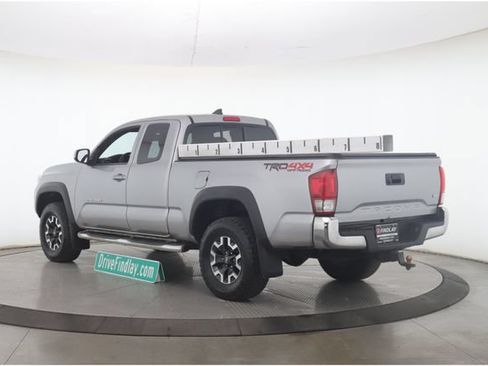 Used 2017 Toyota Tacoma SR5 AWD/4WD image 8