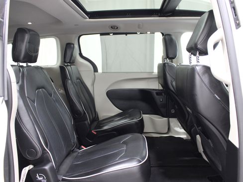 Used 2023 Chrysler Pacifica Limited FWD image 26