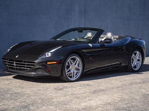 Used 2017 Ferrari California T image 1