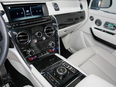 Used 2022 Rolls-Royce Cullinan w/ Dark Exterior Package AWD/4WD image 59