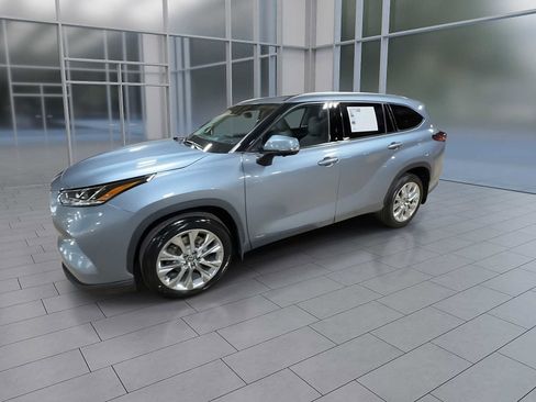 Used 2023 Toyota Highlander Limited AWD/4WD image 4