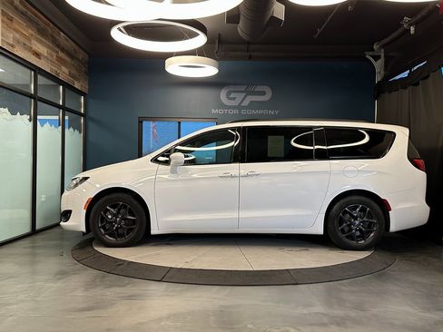 Used 2020 Chrysler Pacifica Touring-L w/ S Appearance Package image 6