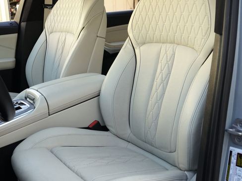 Used 2024 BMW X7 xDrive40i w/ M Sport Package image 9