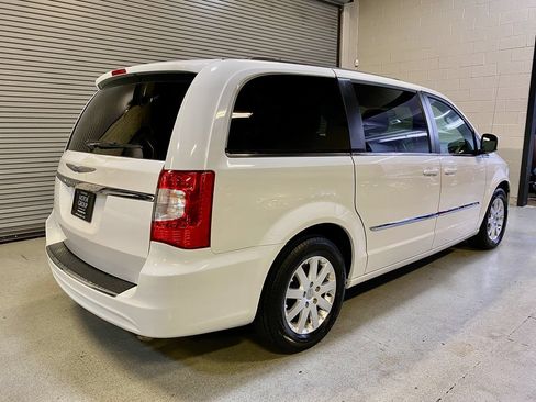 Used 2016 Chrysler Town & Country Touring FWD image 6