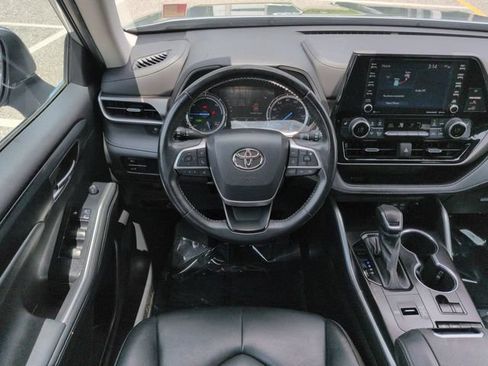 Used 2022 Toyota Highlander XLE FWD image 16