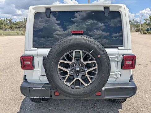 Used 2025 Jeep Wrangler Unlimited Sahara AWD/4WD image 6