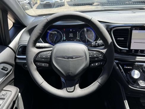 New 2026 Chrysler Pacifica Limited w/ Uconnect Theater Family Group FWD image 19