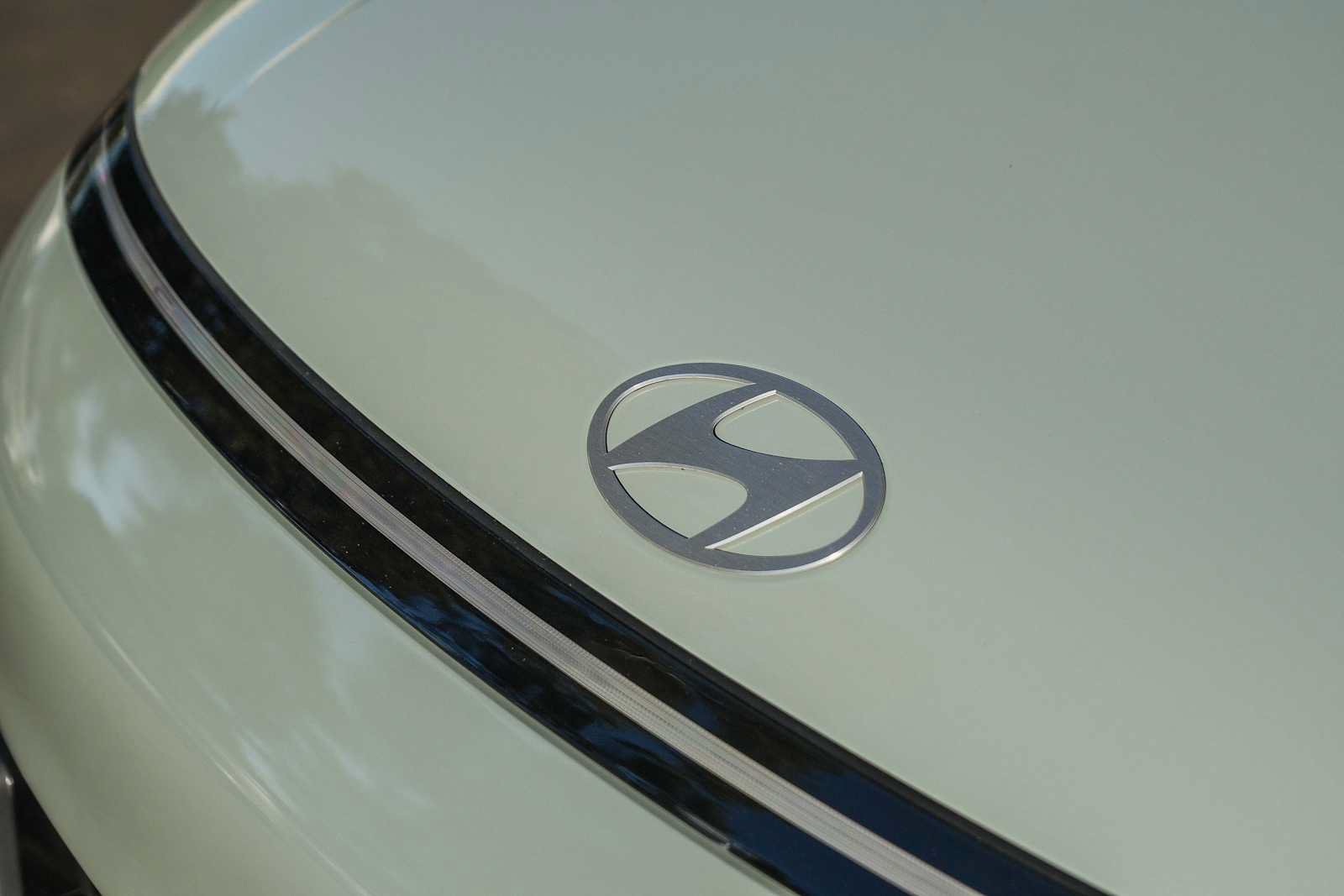 Certified 2024 Hyundai Kona Limited FWD image 3