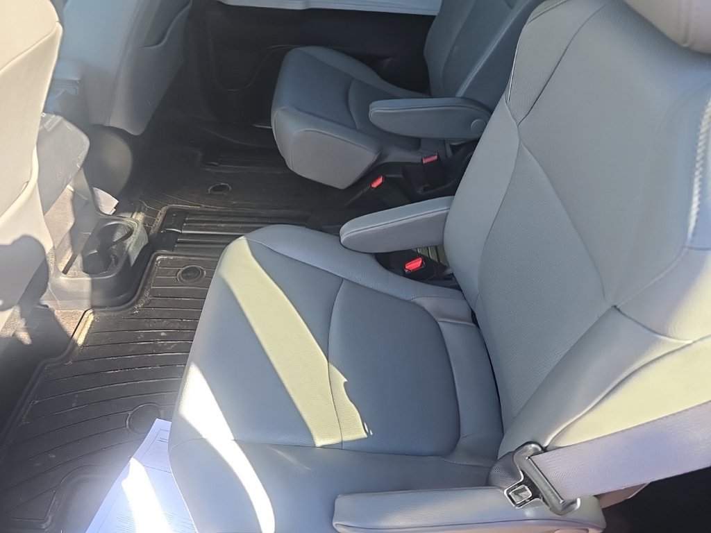 Used 2025 Toyota Sienna XLE FWD image 11