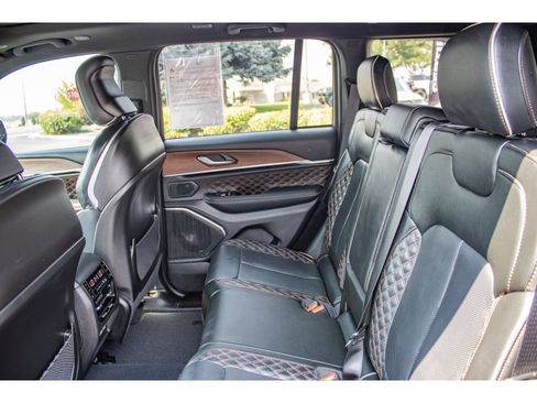 Used 2025 Jeep Grand Cherokee Summit w/ Obsidian Package AWD/4WD image 17