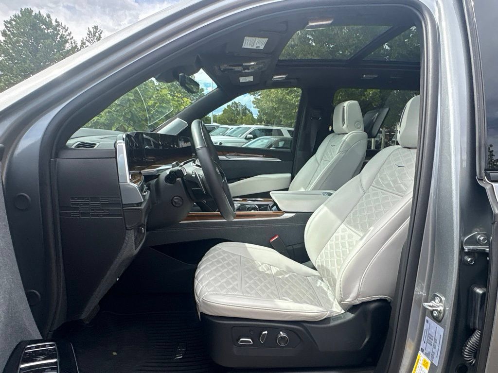 Certified 2025 Cadillac Escalade ESV Sport Platinum RWD image 10