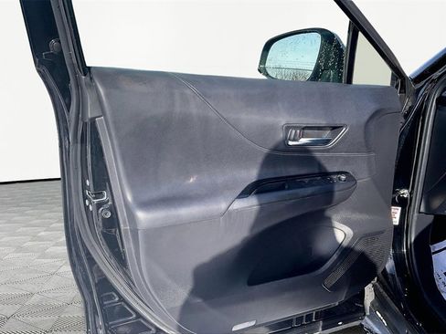 Used 2022 Toyota Venza LE image 22