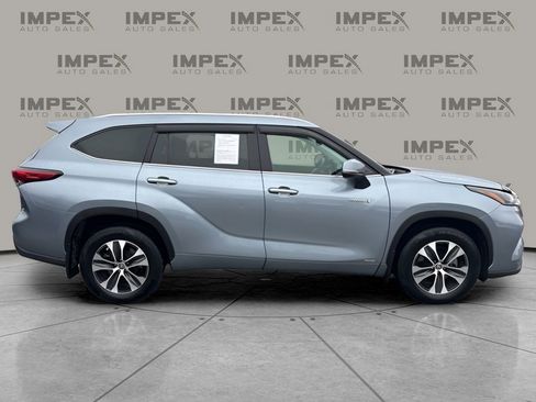 Used 2021 Toyota Highlander XLE image 6