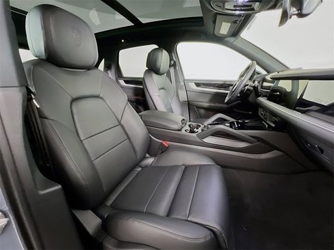 New 2026 Porsche Cayenne Base image 30
