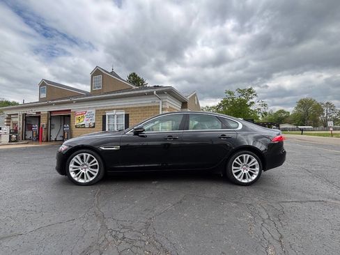 Used 2018 Jaguar XF Prestige AWD/4WD image 2