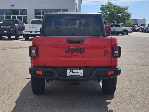 Used 2024 Jeep Gladiator Willys AWD/4WD image 4