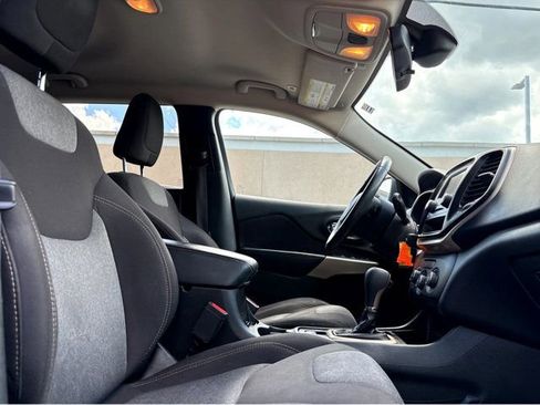 Used 2018 Jeep Cherokee Latitude w/ Altitude Package FWD image 17