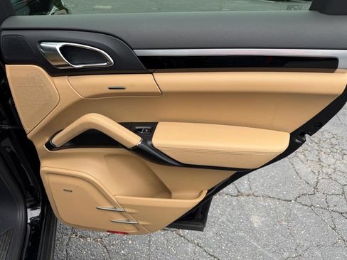 Used 2016 Porsche Cayenne w/ Premium Package AWD/4WD image 31