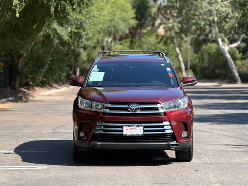 Used 2017 Toyota Highlander Limited w/ Preferred Accessory Package AWD/4WD image 8