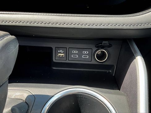 Used 2024 Toyota Highlander XLE AWD/4WD image 13
