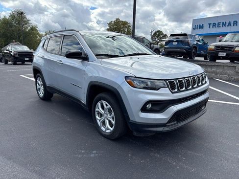 Used 2024 Jeep Compass Latitude image 2
