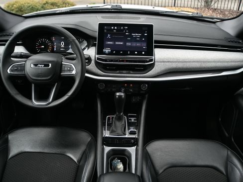 Used 2023 Jeep Compass Latitude image 3