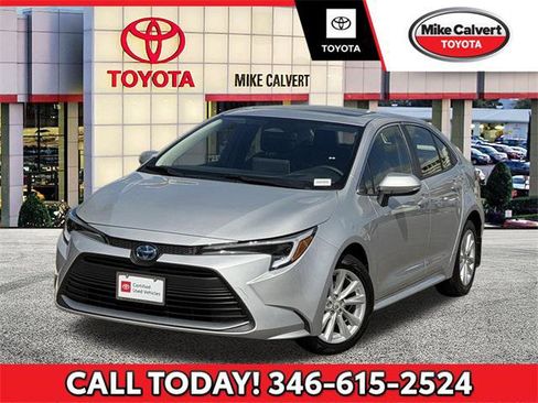 Certified 2025 Toyota Corolla XLE image 1