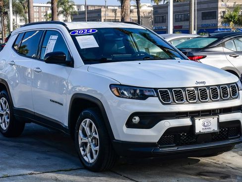 Used 2024 Jeep Compass Latitude image 3