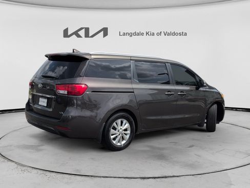 Used 2017 Kia Sedona LX w/ LX Essentials Premium Package FWD image 4