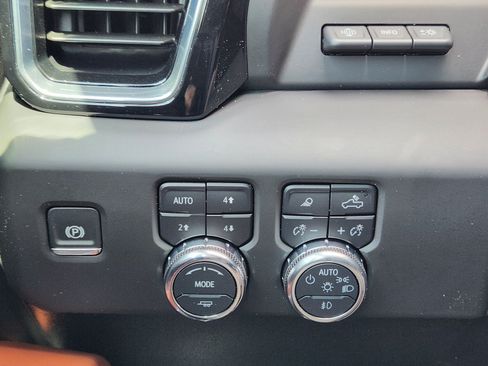 Used 2025 GMC Sierra 2500 Denali Ultimate AWD/4WD image 19