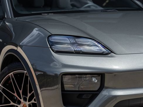 Certified 2025 Porsche Macan 4 Electric AWD/4WD image 17