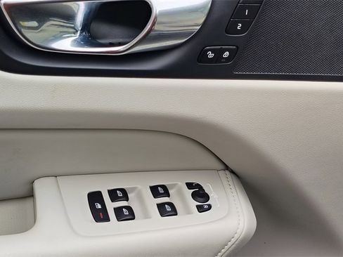 Certified 2023 Volvo XC60 B5 Core w/ Climate Package image 9