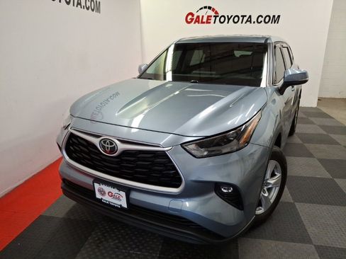 Used 2022 Toyota Highlander LE image 2