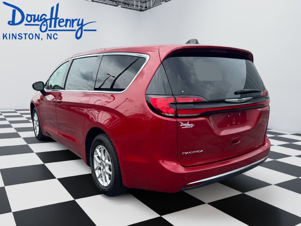 Used 2025 Chrysler Pacifica Select FWD image 3