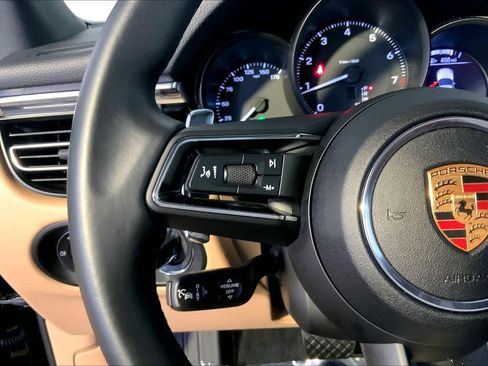 Used 2025 Porsche Macan image 27