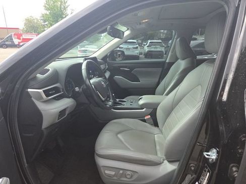 Used 2023 Toyota Highlander XLE AWD/4WD image 9