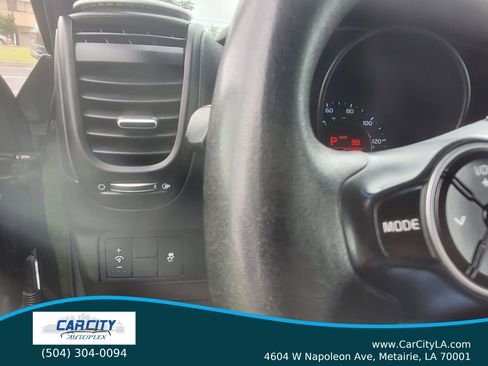 Used 2016 Kia Soul + FWD image 12