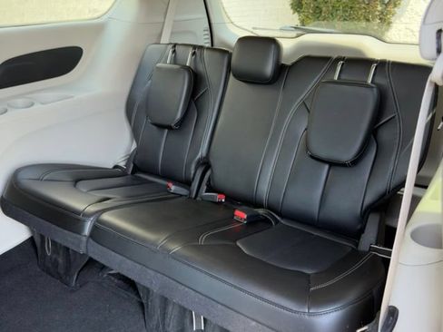 Used 2024 Chrysler Pacifica Touring-L FWD image 12