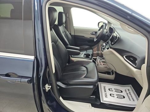 Used 2023 Chrysler Pacifica Touring-L FWD image 23