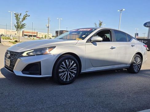 Used 2023 Nissan Altima 2.5 SV AWD/4WD image 2