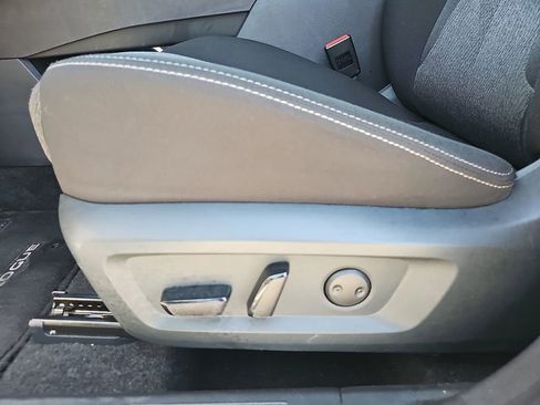 Used 2025 Nissan Rogue SV AWD/4WD image 14