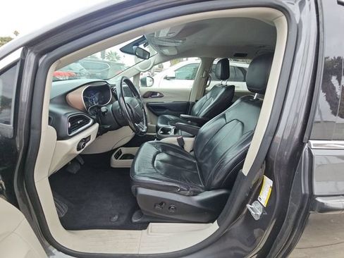 Used 2018 Chrysler Pacifica Touring-L FWD image 5