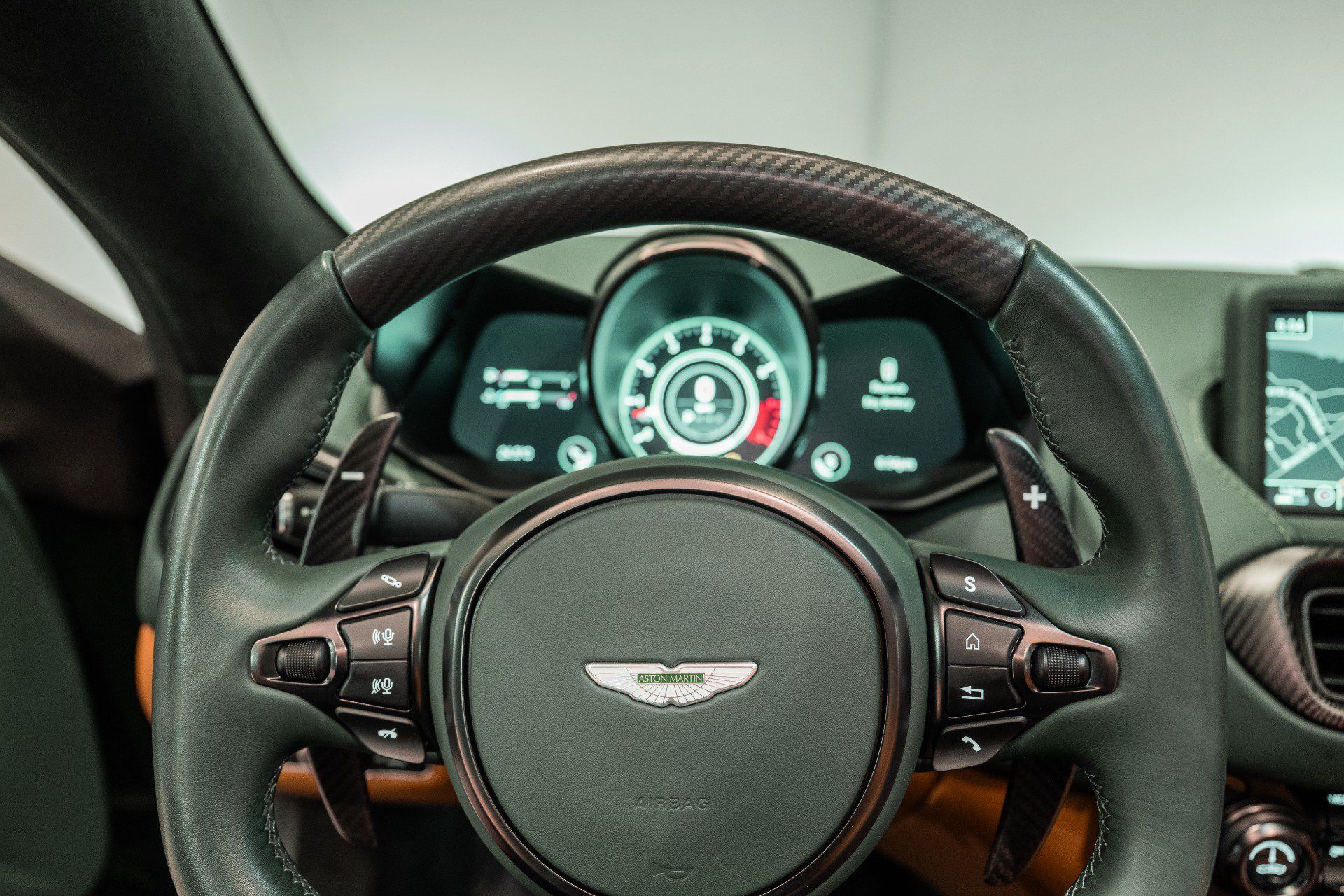 Used 2023 Aston Martin V12 Vantage Roadster RWD image 10