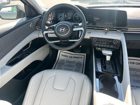 New 2025 Hyundai Elantra Limited image 10